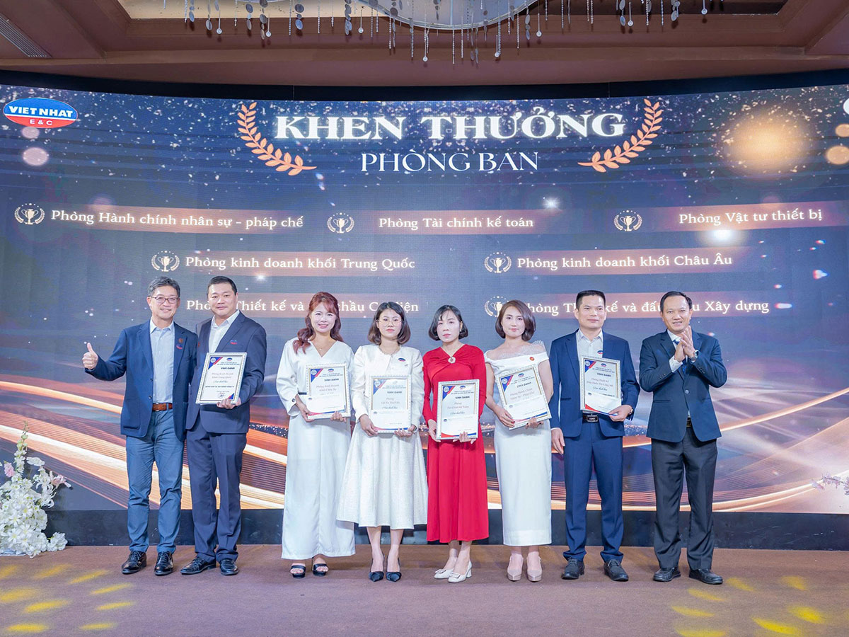 Tiệc tất niên 2025